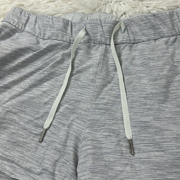 Lululemon On The Fly Short *2.5" Wee Are From Space Nimbus Battleship - Picture 2 of 6